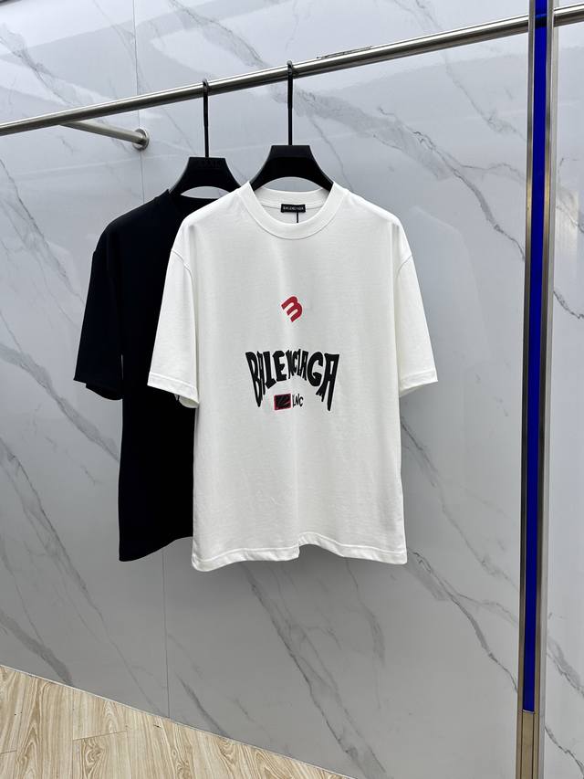 Balenciag*巴黎 2025Fw春夏新品圆领打底外穿T恤，立体感Logo微廓形半袖纯棉打底，手感面糯有骨感，柔而有韧性。工艺处理，韧性和抗皱性能得到大幅度