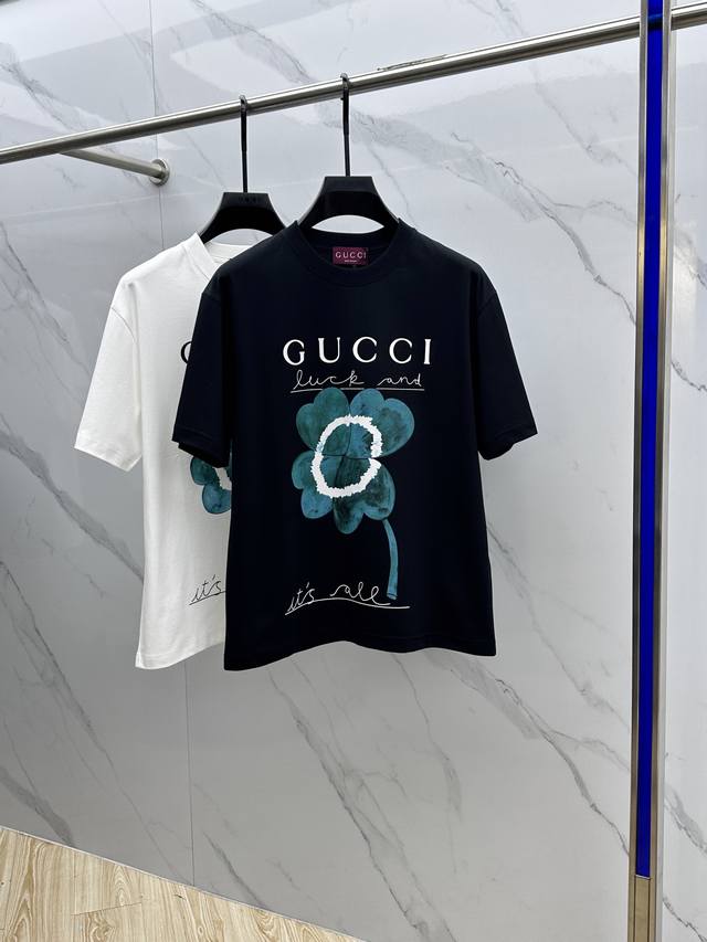 Guc*古 驰 2025Fw春夏新品圆领打底外穿T恤，立体感Logo微廓形半袖纯棉打底，手感面糯有骨感，柔而有韧性。工艺处理，韧性和抗皱性能得到大幅度提高。微廓