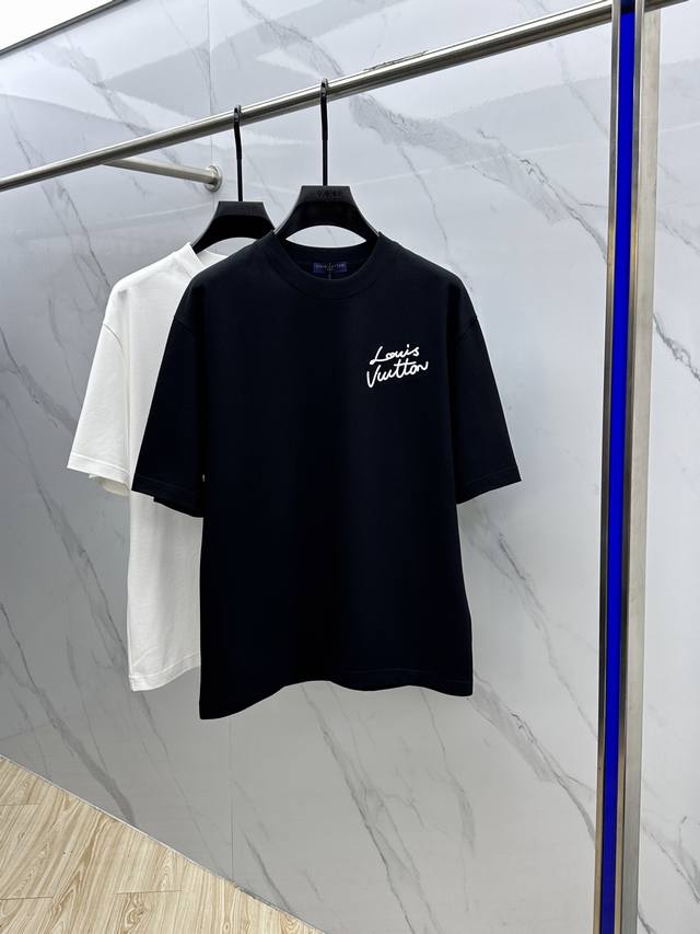 Louis Vuitton 路易威登 2025Fw春夏新品圆领打底外穿T恤，立体感Logo微廓形半袖260克活性纯棉打底T恤，棉，手感面糯有骨感，柔而有韧性。工