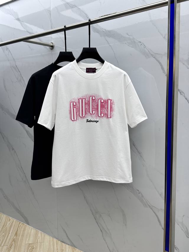 Gucci 古驰 2025Fw春夏新品圆领打底外穿T恤，立体感Logo微廓形半袖260克活性纯棉打底T恤，棉，手感面糯有骨感，柔而有韧性。工艺处理，韧性和抗皱性
