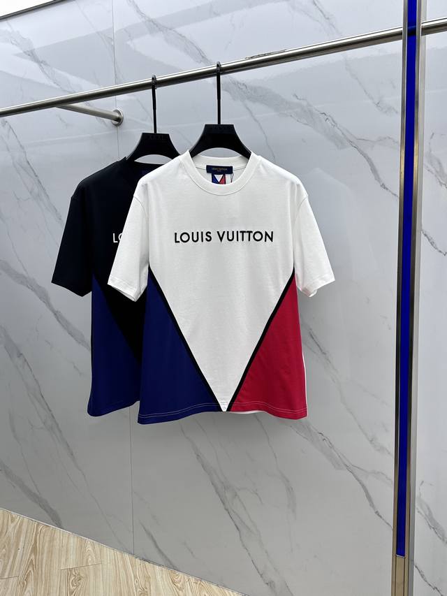 Louis Vuitton 路易威登 2025Fw春夏新品圆领打底外穿T恤，立体感Logo微廓形半袖260克活性纯棉打底T恤，棉，手感面糯有骨感，柔而有韧性。拼