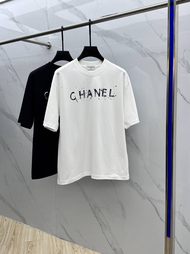 Chanel 香奈儿 2025Fw春夏新品圆领打底外穿T恤，立体感Logo微廓形半袖260克活性纯棉打底T恤，棉，手感面糯有骨感，柔而有韧性。工艺处理，韧性和抗