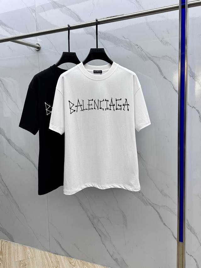 Balenciaga 巴黎世家 2025Fw春夏新品圆领打底外穿T恤，立体感Logo常规半袖纯棉打底T恤，棉，手感面糯有骨感，柔而有韧性。工艺处理，韧性和抗皱性