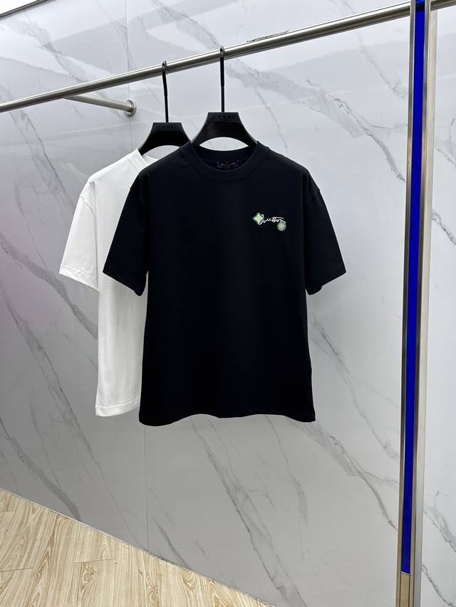 Louis Vuitton 路易威登 2025Fw春夏新品圆领打底外穿T恤，立体感Logo常规半袖纯棉打底T恤，棉，手感面糯有骨感，柔而有韧性。工艺处理，韧性和