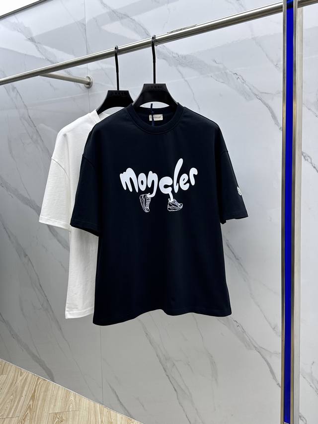 Moncler 蒙口 2025Fw春夏新品圆领打底外穿T恤，立体感Logo微廓形半袖，活性纯棉打底T恤，棉，手感面糯有骨感，柔而有韧性。工艺处理，韧性和抗皱性能