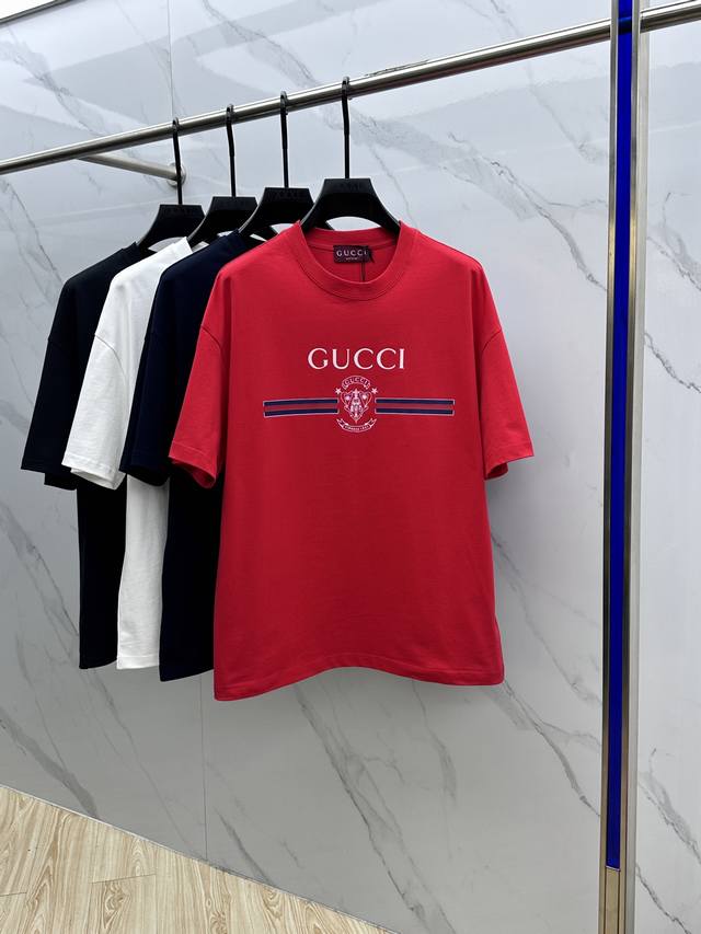 Gucci 古驰 2025Fw春夏新品圆领打底外穿T恤，立体感Logo微廓形半袖，活性纯棉打底T恤，棉，手感面糯有骨感，柔而有韧性。工艺处理，韧性和抗皱性能得到