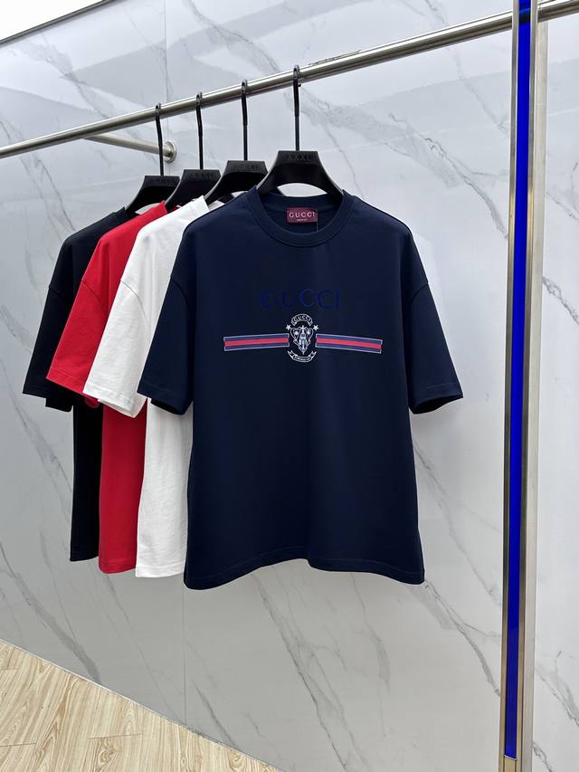 Gucci 古驰 2025Fw春夏新品圆领打底外穿T恤，立体感Logo微廓形半袖，活性纯棉打底T恤，棉，手感面糯有骨感，柔而有韧性。工艺处理，韧性和抗皱性能得到
