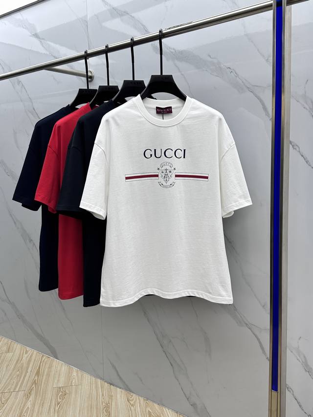 Gucci 古驰 2025Fw春夏新品圆领打底外穿T恤，立体感Logo微廓形半袖，活性纯棉打底T恤，棉，手感面糯有骨感，柔而有韧性。工艺处理，韧性和抗皱性能得到