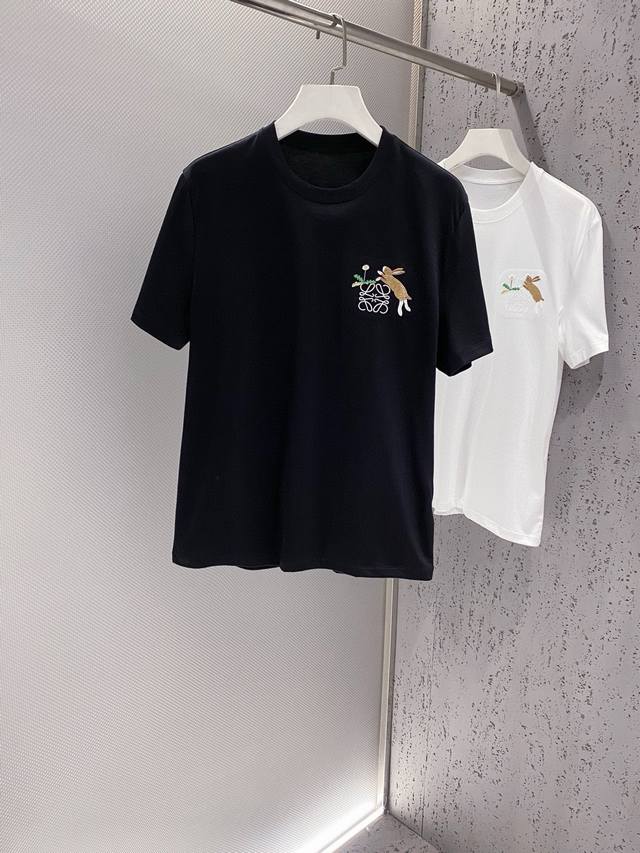 loe~经典Logo兔子刺绣圆领短袖T恤 贸易公司渠道货源 胸前Logo刺绣，精致可爱的兔子在花丛中奔跑，是这款短袖T的亮点，每一针每一线都倾注了匠人精心，细腻
