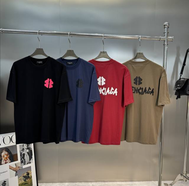 Balenciag*巴黎世*25S新款T恤.男女同款推荐！采用新品230G纯棉面料，柔软舒适.透气吸汗.上身舒适.轻松驾驭......胸前采用撞色色彩搭配设计.