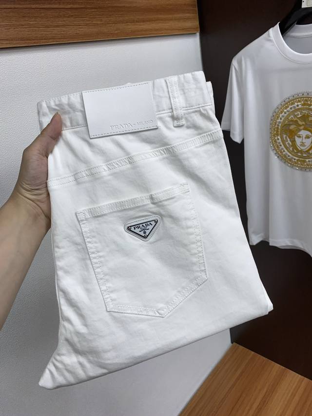 普拉达 25Ss春夏新款 男士小直筒原单 牛仔裤 秋冬新款超柔软，弹力面料，复杂的手工艺叠加，任何一个洗水环节多停留几秒都会变成完全不一样的颜色效果，所以越加珍