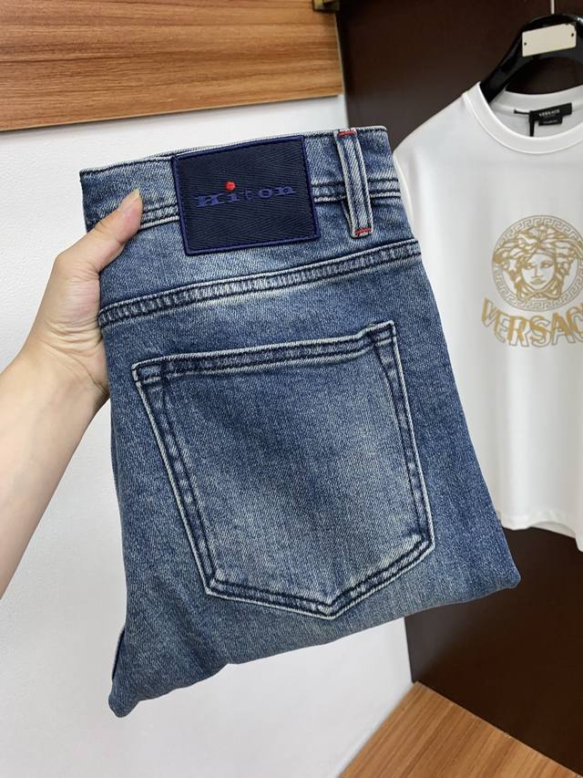 Kiton25男士牛仔裤原厂原布原洗水！进口原版水洗弹力面料，复杂的手工艺叠加，任何一个洗水环节多停留几秒都会变成完全不一样的颜色效果，所以越加珍贵，特别持久、