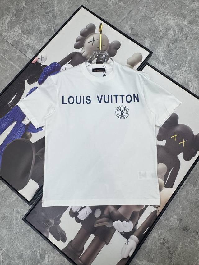 Lv 2025春夏新款首发专柜最新款短袖圆领T恤 高端订制 设计前卫时尚！品牌Logo重工艺设计 高端定制丝光云朵棉面料.手感柔软.穿着舒适.专柜级别精致车线.