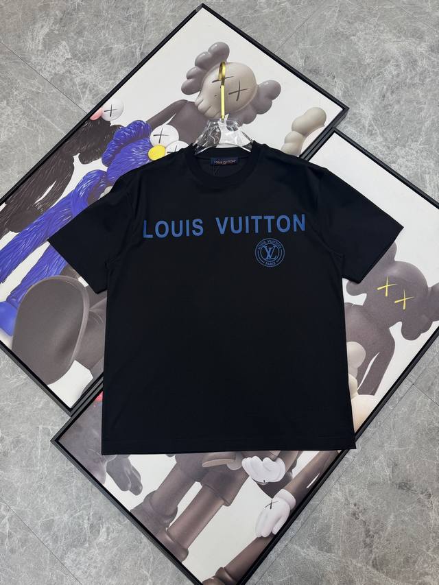 Lv 2025春夏新款首发专柜最新款短袖圆领T恤 高端订制 设计前卫时尚！品牌Logo重工艺设计 高端定制丝光云朵棉面料.手感柔软.穿着舒适.专柜级别精致车线.