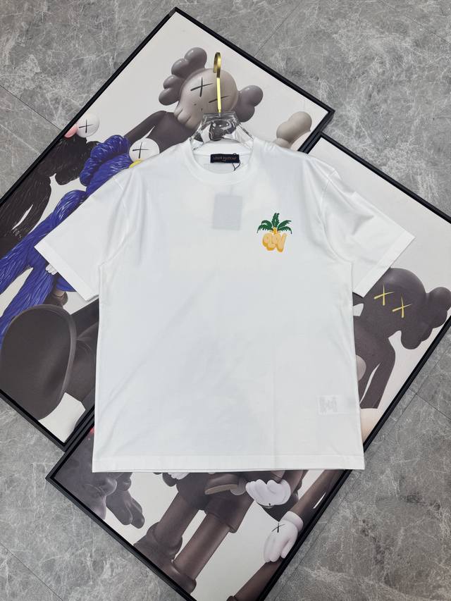 Lv 2025春夏新款首发专柜最新款短袖圆领T恤 高端订制 设计前卫时尚！品牌Logo重工艺设计 高端定制丝光云朵棉面料.手感柔软.穿着舒适.专柜级别精致车线.