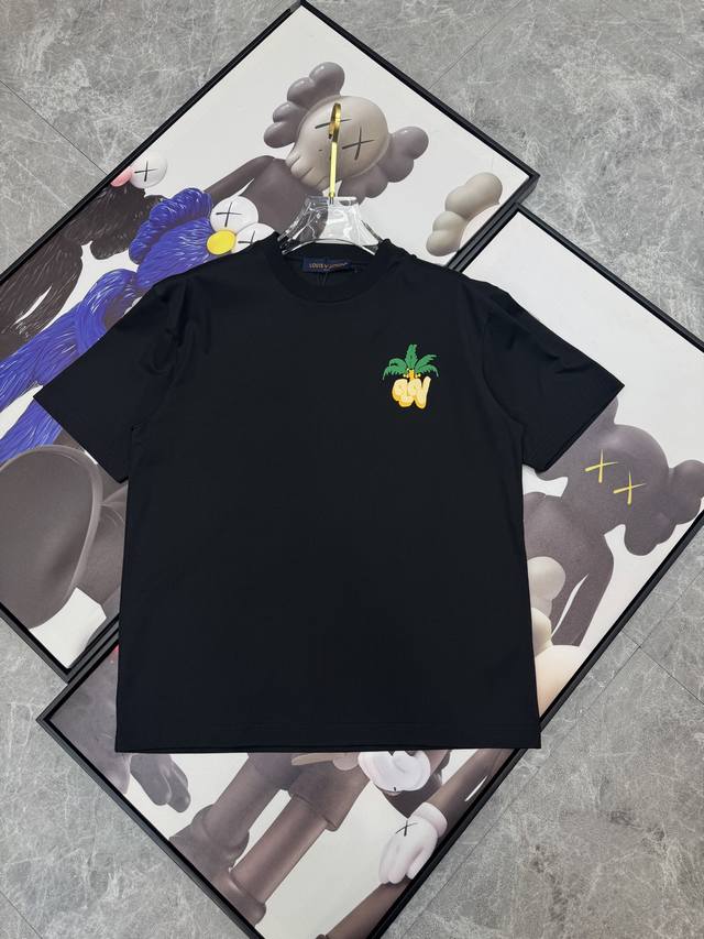 Lv 2025春夏新款首发专柜最新款短袖圆领T恤 高端订制 设计前卫时尚！品牌Logo重工艺设计 高端定制丝光云朵棉面料.手感柔软.穿着舒适.专柜级别精致车线.