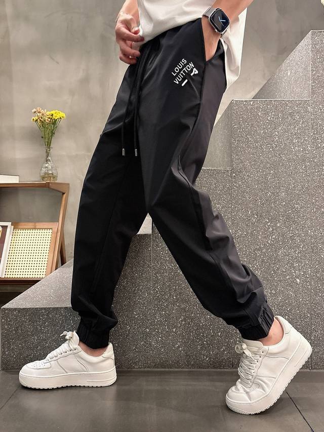 Lv# 2025 天丝锦纶四面弹春夏休闲裤子 美学的焕新诠释,演绎浓郁的格调型时尚风范,细节感和设计感强悍.经典品牌标识做为色彩搭配,演绎经典的品牌时尚,为整体
