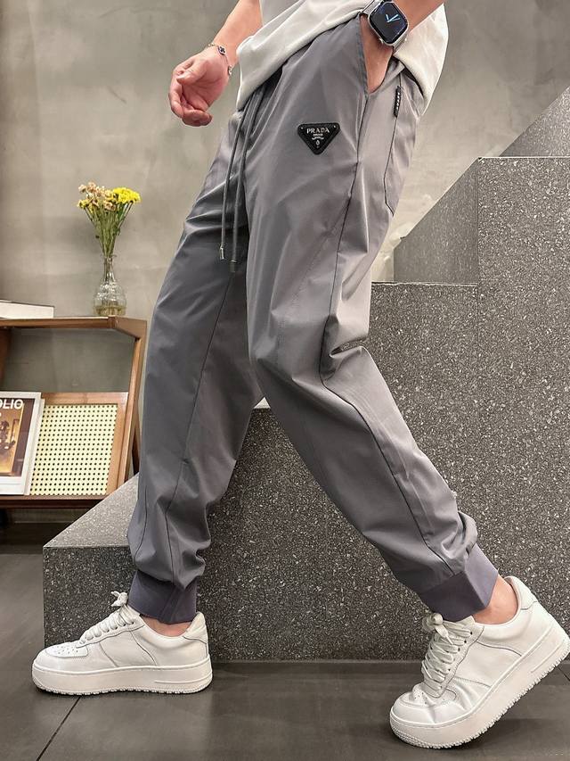 Prada# 2025 天丝锦纶四面弹春夏休闲裤子 美学的焕新诠释,演绎浓郁的格调型时尚风范,细节感和设计感强悍.经典品牌标识做为色彩搭配,演绎经典的品牌时尚,