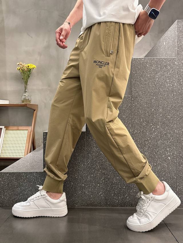 Moncler# 2025 天丝锦纶四面弹春夏休闲裤子 美学的焕新诠释,演绎浓郁的格调型时尚风范,细节感和设计感强悍.经典品牌标识做为色彩搭配,演绎经典的品牌时
