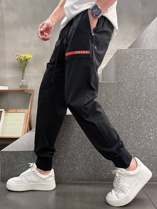 Prada# 2025 天丝锦纶四面弹春夏休闲裤子 美学的焕新诠释,演绎浓郁的格调型时尚风范,细节感和设计感强悍.经典品牌标识做为色彩搭配,演绎经典的品牌时尚,