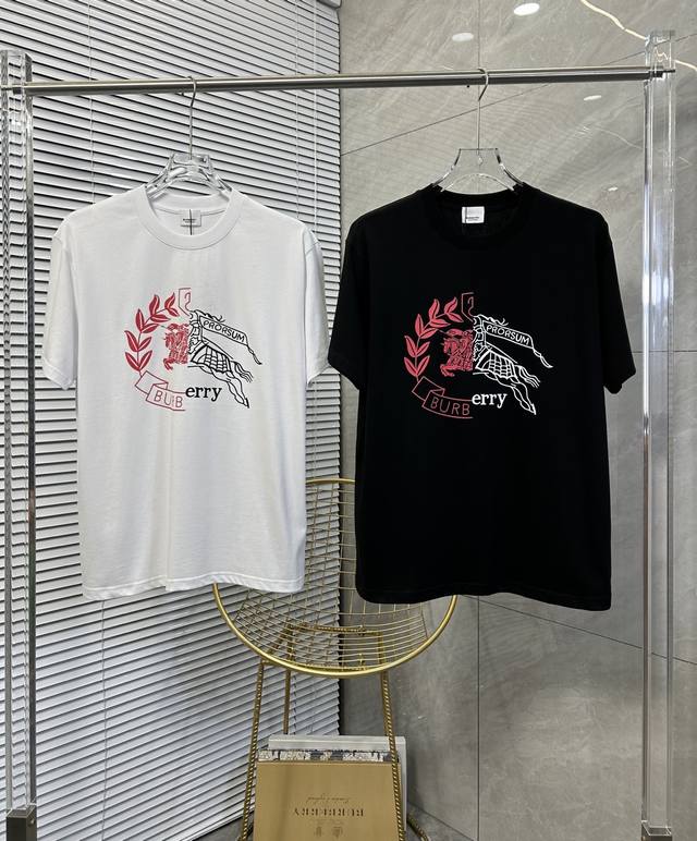 Abur*Berry 巴宝莉 2025最新款情侣款圆领短袖 情侣T恤～ 春夏新品 高品质 时尚百搭潮款 定制进口面料 ！穿着舒适 透气 时尚不失个性 上身休闲随