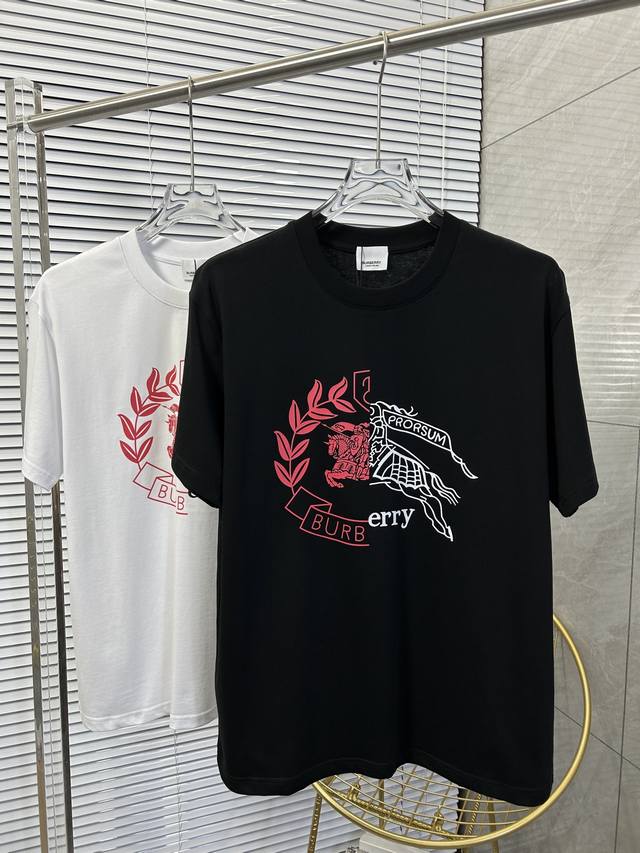 Abur*Berry 巴宝莉 2025最新款情侣款圆领短袖 情侣T恤～ 春夏新品 高品质 时尚百搭潮款 定制进口面料 ！穿着舒适 透气 时尚不失个性 上身休闲随