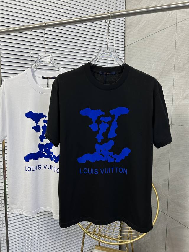 Alouis Vuitton Lv 路易威登 2025最新款情侣款圆领短袖 情侣T恤～ 春夏新品 高品质 定制Logo植绒印花工艺～时尚百搭潮款 定制进口面料