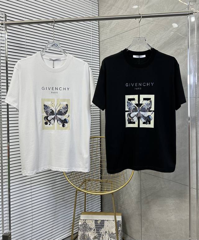 Agivenchy 纪梵希 2025最新款情侣款圆领短袖 情侣T恤～ 春夏新品 高品质 时尚百搭潮款 定制进口面料 ！穿着舒适 透气 时尚不失个性 上身休闲随性