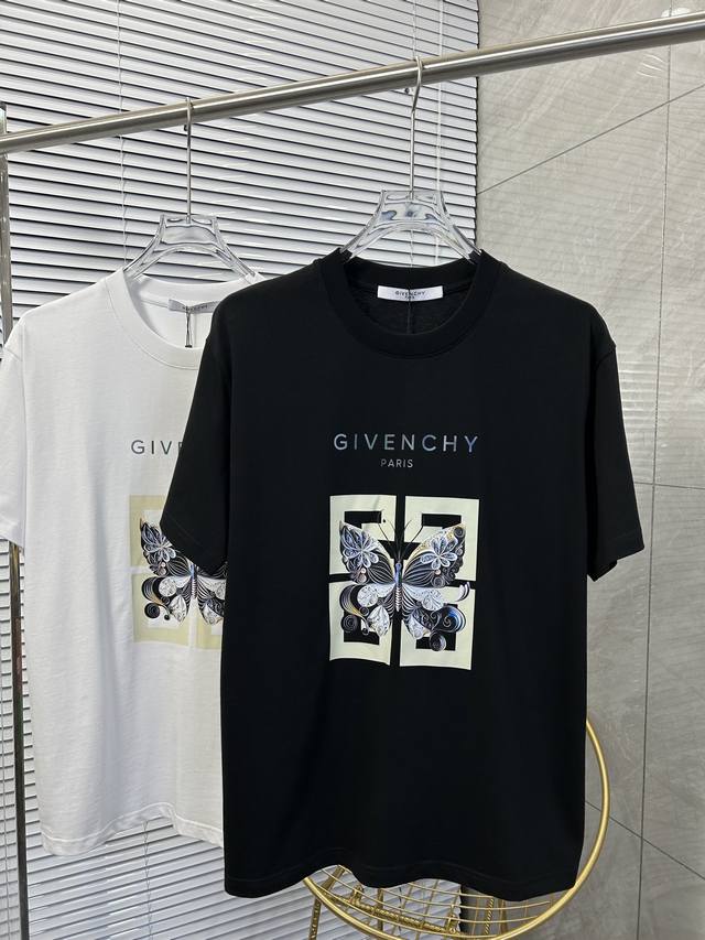 Agivenchy 纪梵希 2025最新款情侣款圆领短袖 情侣T恤～ 春夏新品 高品质 时尚百搭潮款 定制进口面料 ！穿着舒适 透气 时尚不失个性 上身休闲随性