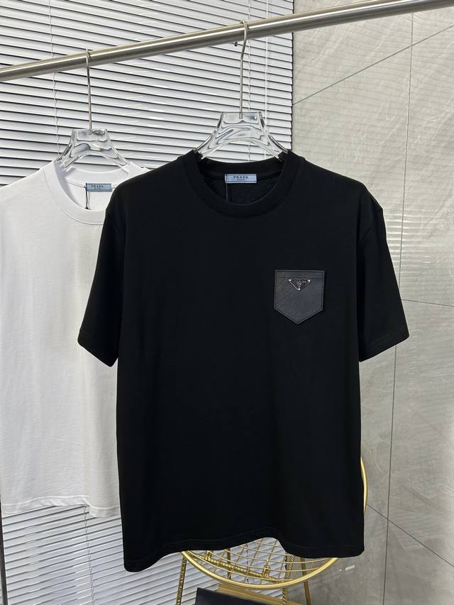 Aprada 普拉达 2025最新款情侣款圆领短袖 情侣T恤～ 春夏新品 高品质 时尚百搭潮款 定制进口面料 ！穿着舒适 透气 时尚不失个性 上身休闲随性 帅气