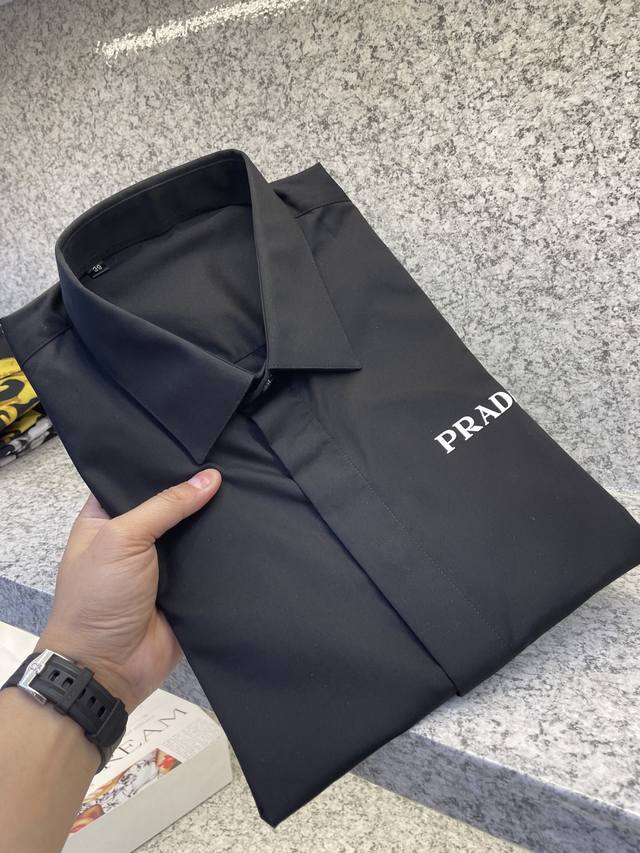 Prad普拉哒 高端狠货 专柜新品立挺亲肤有光泽 丝光棉 面料笔挺直爽透气天然彩贝纽扣作为点睛之笔 于细节处体现优雅不凡 独特的领钉设计 衬托出独一无二的衣品，