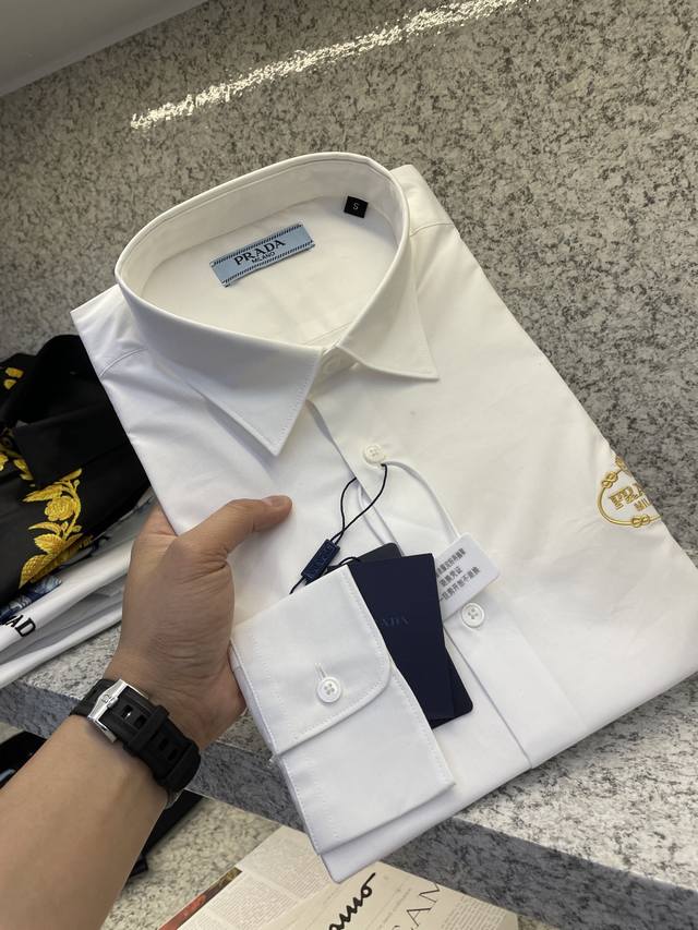Prad普拉哒 高端狠货 专柜新品立挺亲肤有光泽 丝光棉 面料笔挺直爽透气天然彩贝纽扣作为点睛之笔 于细节处体现优雅不凡 独特的领钉设计 衬托出独一无二的衣品，