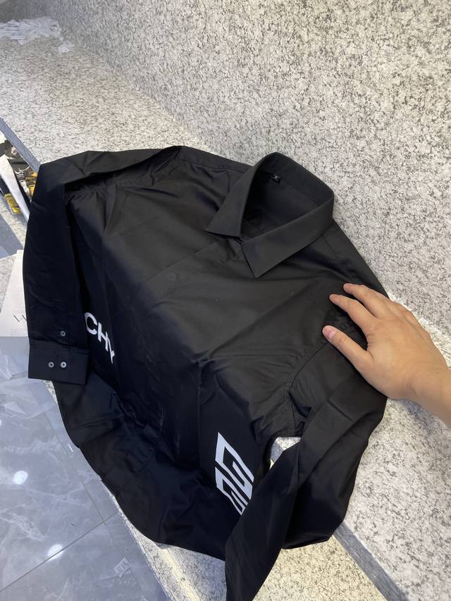 Gvc纪梵希 高端狠货 混纺少量真丝调满花奢感衬衣 专柜新品立挺亲肤有光泽 天然彩贝纽扣作为点睛之笔 于细节处体现优雅不凡 独特的领钉设计 衬托出独一无二的衣品