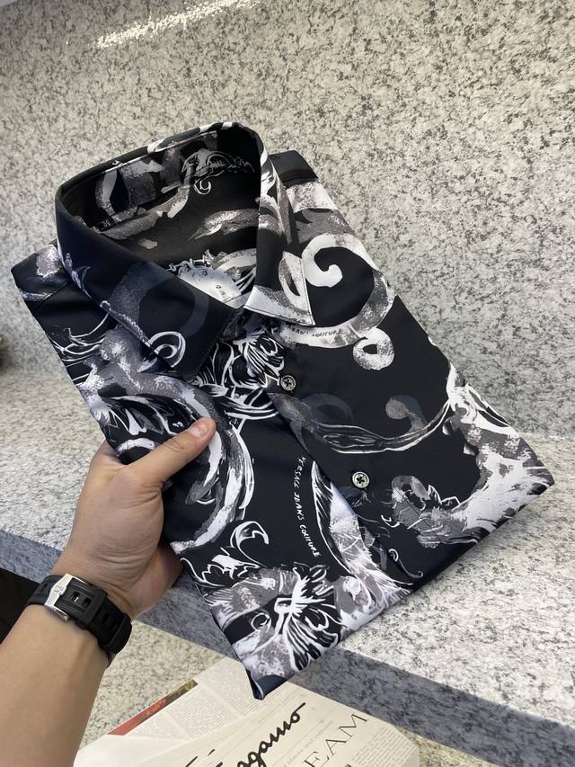 Veris瓦萨 高端狠货 混纺少量真丝调满花奢感衬衣 专柜新品立挺亲肤有光泽 天然彩贝纽扣作为点睛之笔 于细节处体现优雅不凡 独特的领钉设计 衬托出独一无二的衣