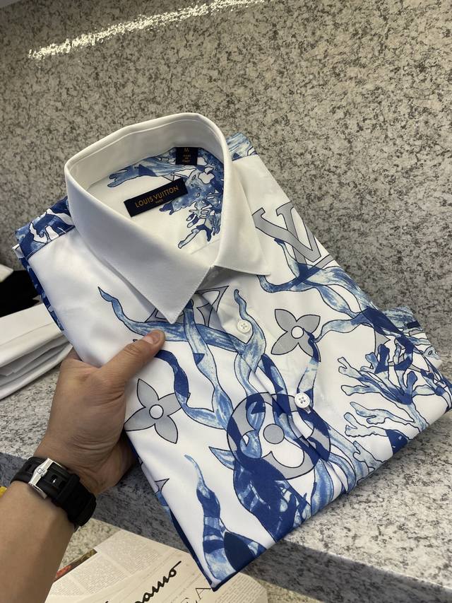 Ly驴牌 高端狠货 混纺少量真丝调满花奢感衬衣 专柜新品立挺亲肤有光泽 天然彩贝纽扣作为点睛之笔 于细节处体现优雅不凡 独特的领钉设计 衬托出独一无二的衣品，于