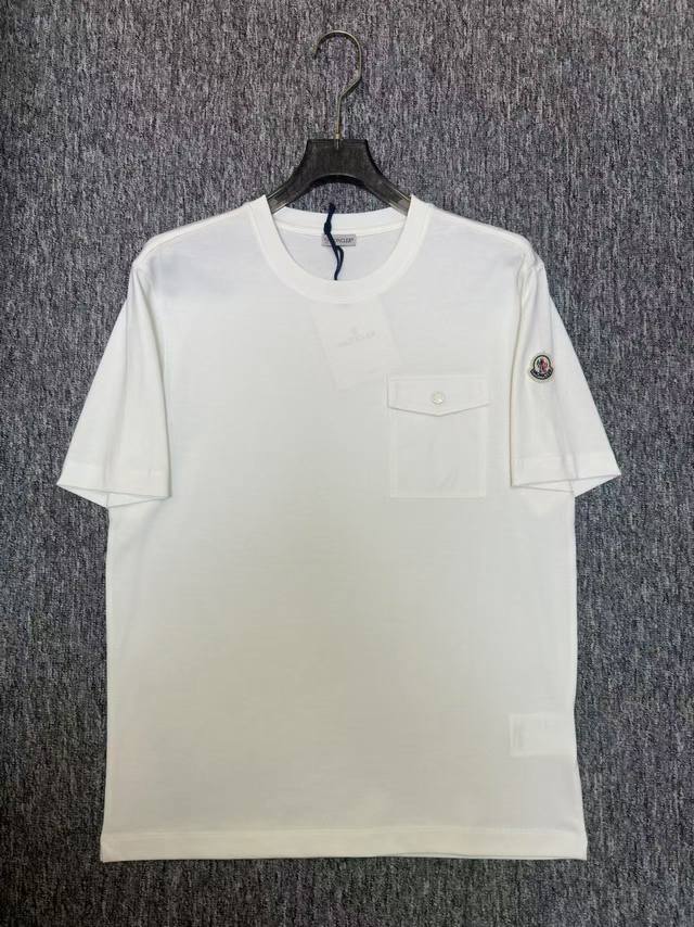 Moncler2025Ss早春新款圆领短T Moncler短袖选用新疆长绒棉面料，无论是柔软亲肤的棉质，还是透气速干的科技面料，都有着出色的透气性与吸汗性，抗皱