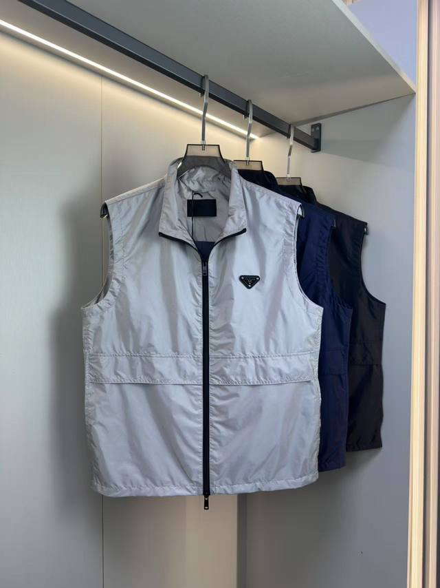 Prada 25春夏马甲款 面料选用了Prada品牌经典的Re再生尼龙面料，Prada一直坚持环保理念，提取海洋废弃物中的尼龙纤维加以精纺工艺+结构紧密的织法带