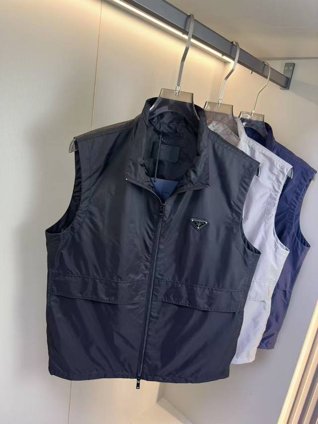 Prada 25春夏马甲款 面料选用了Prada品牌经典的Re再生尼龙面料，Prada一直坚持环保理念，提取海洋废弃物中的尼龙纤维加以精纺工艺+结构紧密的织法带