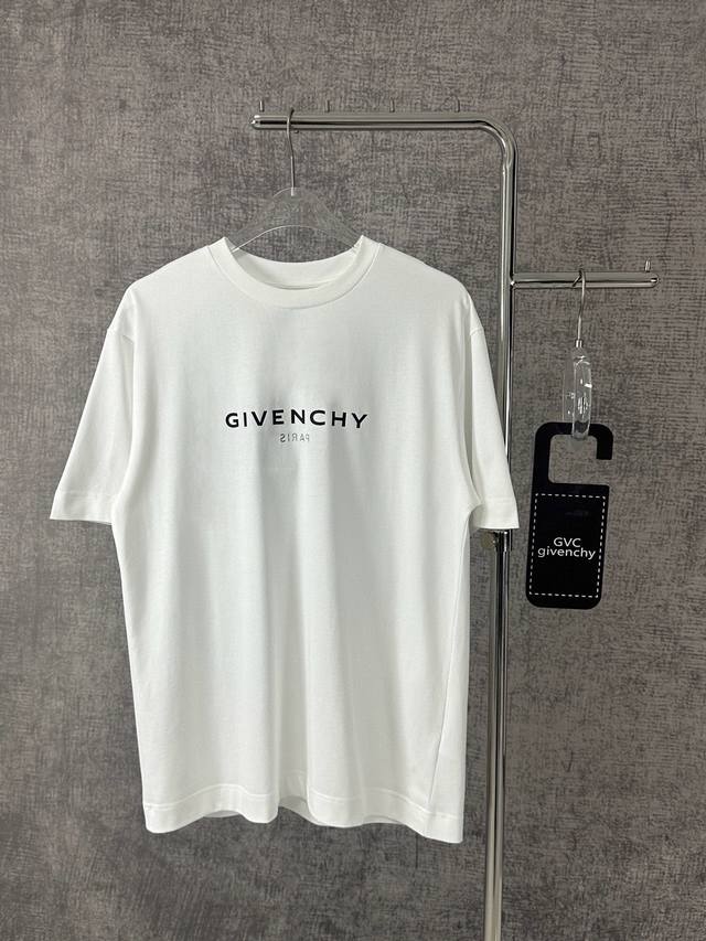 Givenchy纪梵希2025春夏新款印花短袖T恤男女同款 本款短袖棉质T恤，正面和背面点缀翻转效果Givenchy Paris Logo印花，背面下摆饰以小号