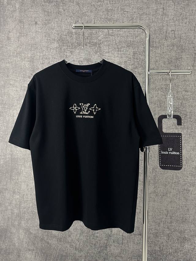 Louis Vuitton 路易威登 2025春夏新款重工刺绣工艺短袖T恤男女同款 这款短袖T恤采用柔软纯棉面料打造，呈现舒适与挺括并存的穿着体验。正面精致绣有