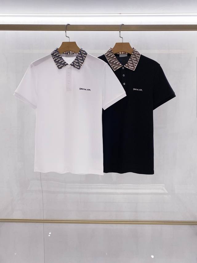 新品 D家族最新男士时装款珠地棉翻领Polo衫，25年夏季爆款新品，在视觉方面相当出众，颜值和版型简直无可挑剔，时装秀上的明星款，今独家放售！ 这款Polo经典