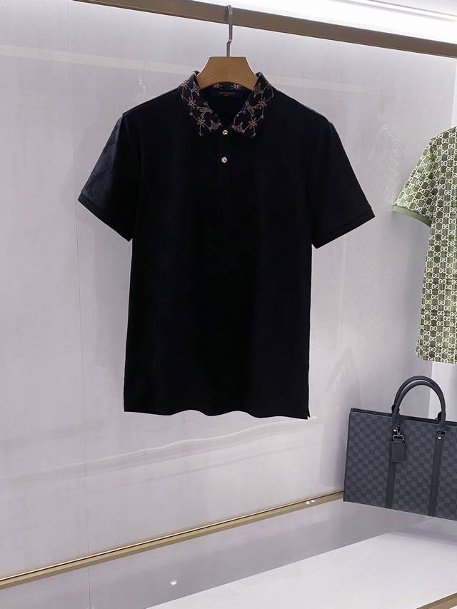 新品 L路易*威登家族男士翻领马球Polo衫系列，香港洋行渠道货，重磅高端臻品，25年春夏新品，高奢品鉴白金级产物！独家售卖！！ 极符L家美学基调的一款马球衫，