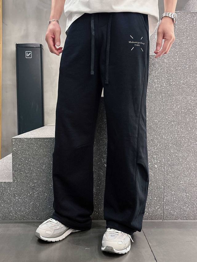 马吉拉 顶级货品 2025春夏新款宽松休闲裤！品牌经典Logo休闲裤 ，定制面料，舒适度极好，手触感强烈。辨识度极高，完美品相工艺。 尺码：M-3Xl