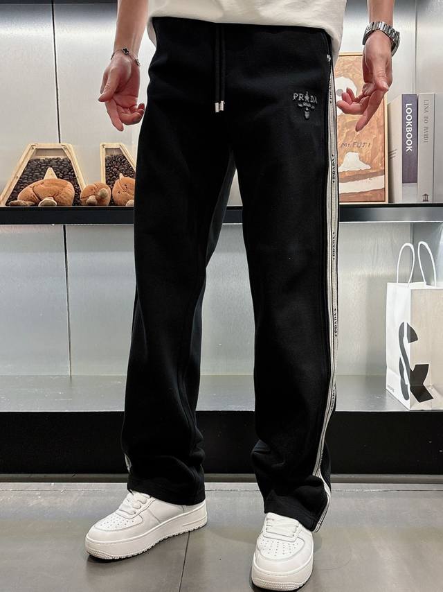 普拉达 顶级货品 2025春夏新款休闲裤！品牌经典Logo休闲裤 ，定制面料，舒适度极好，手触感强烈。辨识度极高，完美品相工艺。 尺码：M-3Xl