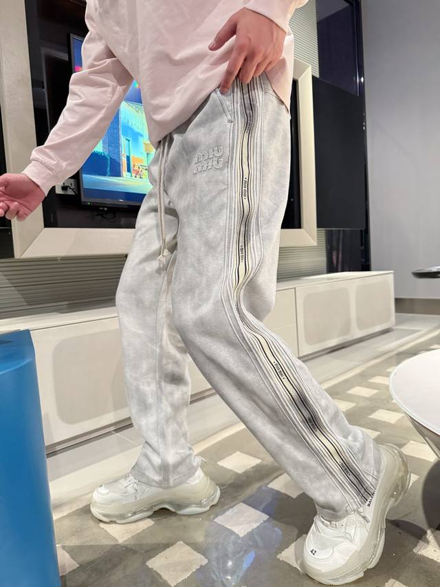 Miu 顶级货品 2025春夏新款休闲裤！官网同步发售。品牌经典Logo休闲裤 ，定制面料，舒适度极好，手触感强烈。辨识度极高，完美品相工艺。 尺码：M-3Xl
