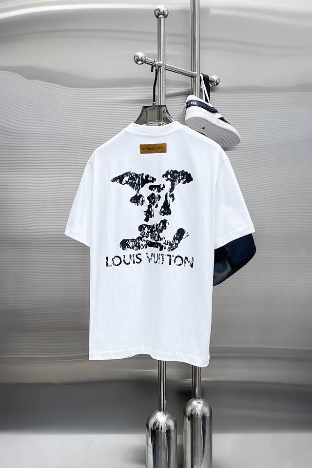 LV* 顶级货品2025春夏新款首发专柜最新款短袖圆领T恤 高端订制 设计前卫时尚！品牌Logo重工艺设计 高端定制260克面料.手感柔软.穿着舒适.专柜级别精
