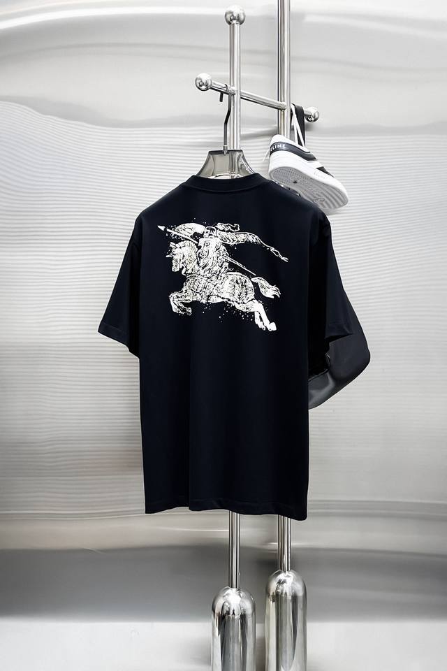 Bbr* 顶级货品2025春夏新款首发专柜最新款短袖圆领T恤 高端订制 设计前卫时尚！品牌Logo重工艺设计 高端定制260克面料.手感柔软.穿着舒适.专柜级别