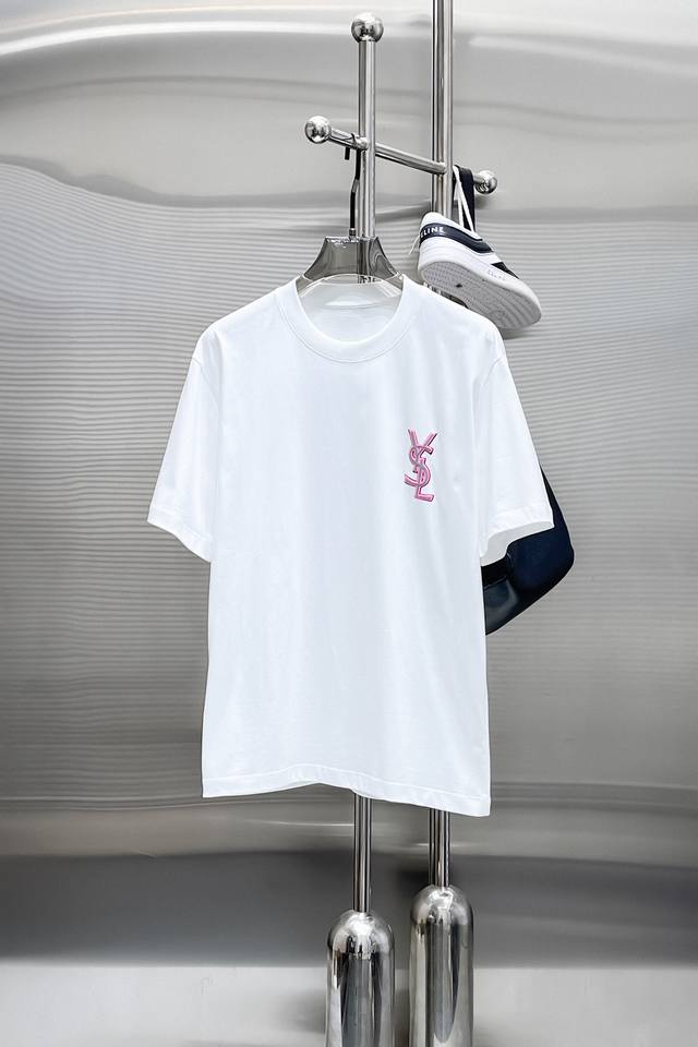 Ysl* 顶级货品2025春夏新款首发专柜最新款短袖圆领T恤 高端订制 设计前卫时尚！品牌Logo重工艺设计 高端定制260克面料.手感柔软.穿着舒适.专柜级别