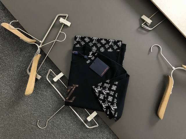 L牌*宽松版型M-Xxxl 25早春最新贴皮绣重磅短袖，高端品质专柜原单圆领短袖，顶级制作工艺进口面料，专柜款独特设计，采用进口高端订制进口丝线手感一流！官网在