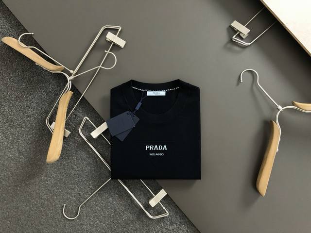 Prad*修身版型M-Xxxl 2025秋款顶级进口私货，高端字母刺绣幅伊力特短袖，纯色百搭专柜款时尚不失奢华 品质毋庸置疑 上身效果超赞，奢华官网同款 款式专